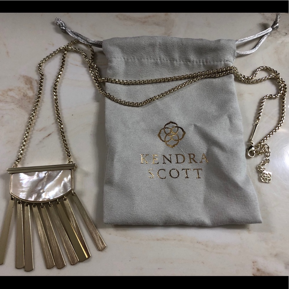 Never worn Kendra Scott Ellen necklace
